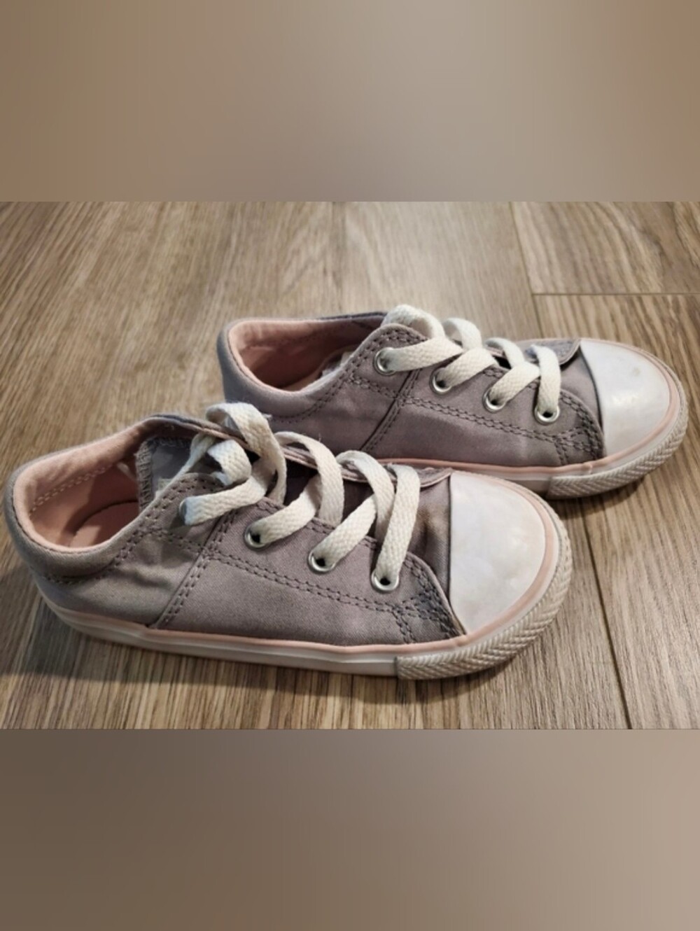 Converse - Picture 2 of 3